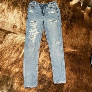 American Eagle Distressed Mom Jean size: 000